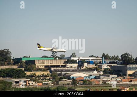 Passaredo Airlines Aeropatiale ATR 72-212A (Règl PP-PTN - avion de ligne régional court-courrier) en finale courte pour atterrir sur l'aéroport international de Sao Paulo/Guarulhos. Aéroport. Banque D'Images