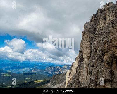 Escalade sur la Rotswand et Masare via ferrata dans le roseraie des Dolomites, Tyrol du Sud, Italie Banque D'Images