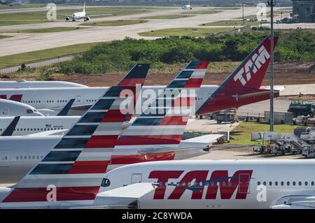 Stabilisateurs verticaux de divers avions garés dans la zone de stationnement éloignée de l'aéroport international de Guarulhos. Aéroport. Vue depuis l'emplacement de Morrinho. Banque D'Images