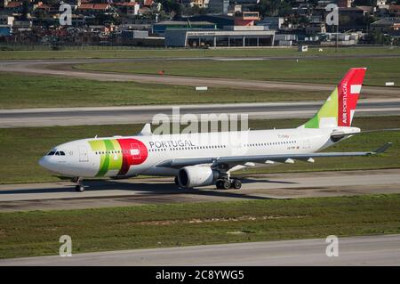 Le TAP Air Portugal Airbus A330-202 (CS-TOP - nommé « Pedro Nunes ») qui impose le cap de la piste 27R de l'aéroport international de Sao Paulo/Guarulhos. Banque D'Images