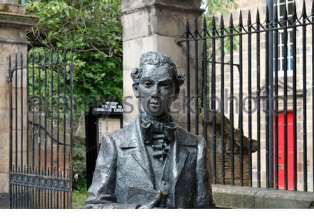 Sculpture du poète écossais Robert Fergusson à l'extérieur du Canongate Kirk, Royal Mile, Édimbourg, Écosse Banque D'Images