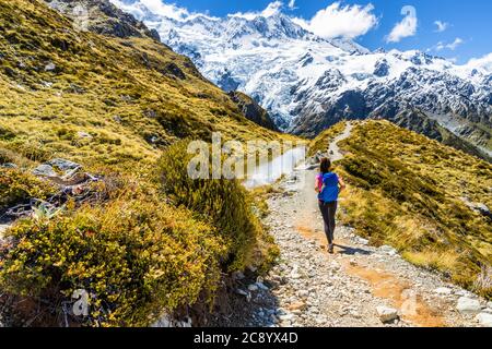 Randonnée en Nouvelle-zélande sur le sentier de Mount Cook Sealy Tarns dans les Alpes du sud, île du sud. Voyage aventure style de vie touriste femme marchant Banque D'Images