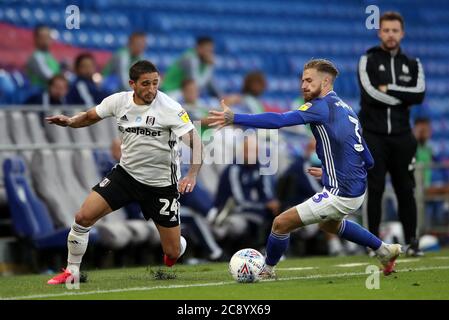 Anthony Knockaert de Fulham passe devant Joe Bennett (à droite) de Cardiff City lors du match de match du Sky Bet Championship au Cardiff City Stadium, à Cardiff. Banque D'Images