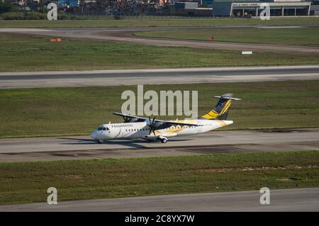 Passaredo Airlines ATR 72 (Reg PP-PTN - avion de ligne régional court-courrier) qui impose la piste 27R de l'aéroport international de Sao Paulo/Guarulhos. Banque D'Images