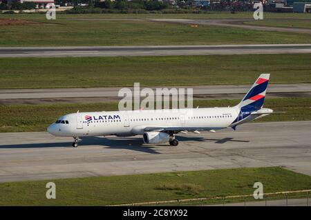 LATAM Airlines Airbus 321-231 (avions à corps étroit à courte/moyenne portée - PT-MXA) en direction de la piste 27R de l'aéroport international de Sao Paulo/Guarulhos. Banque D'Images