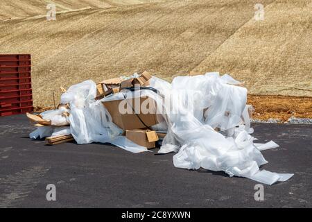 Plan horizontal d'une pile de déchets sur un site de construction commerciale. Banque D'Images