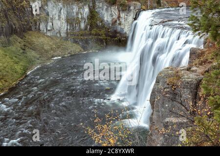 L'eau coule au-dessus des chutes d'Upper Mesa en automne, sur la branche Henry's de la rivière Snake, dans l'est de l'Idaho. Banque D'Images