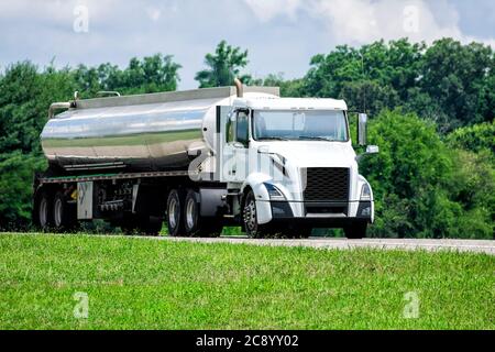 Plan horizontal d'un camion-citerne de livraison d'essence non marqué sur la route. Banque D'Images