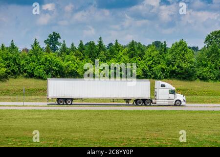 Vue latérale horizontale d'une remorque de tracteur blanche avec une remorque vierge qui permettrait de créer un espace de copie exceptionnel. Banque D'Images