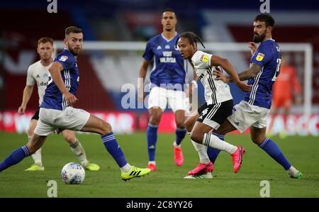 Bobby Decordova-Reid de Fulham est défié par le Marlon Pack de Cardiff (à droite) lors du match de match du championnat Sky Bet au stade de Cardiff City Stadium, à Cardiff. Banque D'Images