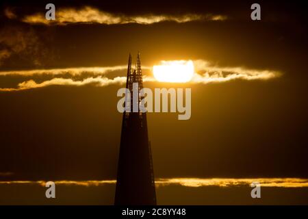 Londres, Royaume-Uni. 27 juillet 2020. Météo au Royaume-Uni : soleil nocturne spectaculaire sur le gratte-ciel de Shard après une brève tempête. Crédit : Guy Corbishley/Alamy Live News Banque D'Images