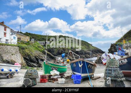 Bateaux de pêche sur la plage à Portloe sur le sud de la côte de Cornwall Banque D'Images