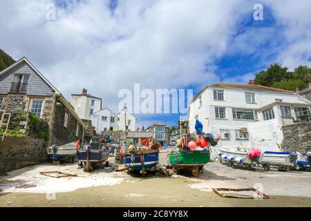 Bateaux de pêche sur la plage de Portloe, village traditionnel de Cornouailles sur la côte sud des Cornouailles Banque D'Images