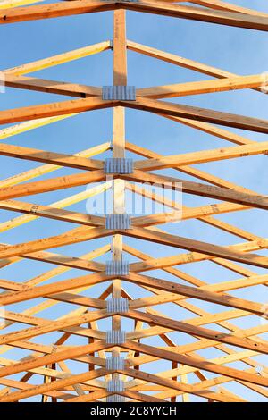 Une vue ouverte sur les fermes de toit en bois sur une maison en construction. Banque D'Images