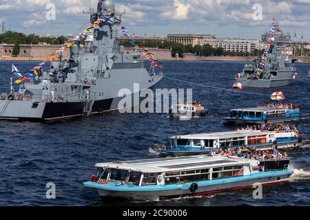 Saint-Pétersbourg, Russie - 26 juillet 2020 touristes regardent des navires de croisière à partir de bateaux de croisière sur la Neva le jour de la Marine à Saint-Pétersbourg, Russie Banque D'Images