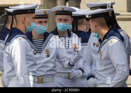 Saint-Pétersbourg, Russie - le 24 juillet 2020 des cadets de la Marine portant des masques de protection contre la COVID-19 sont vus sur le remblai de la rivière Neva avant le début de la répétition de la parade militaire consacrée à la Journée de la Marine russe Banque D'Images