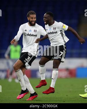 Neeskens Kebano de Fulham célèbre le deuxième but de son côté du match avec Michael Hector (à gauche) lors du match de fin de match du championnat Sky Bet au Cardiff City Stadium, à Cardiff. Banque D'Images