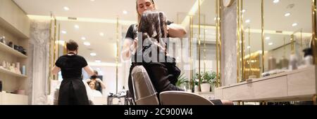 Coiffeur en uniforme sur le lieu de travail Banque D'Images