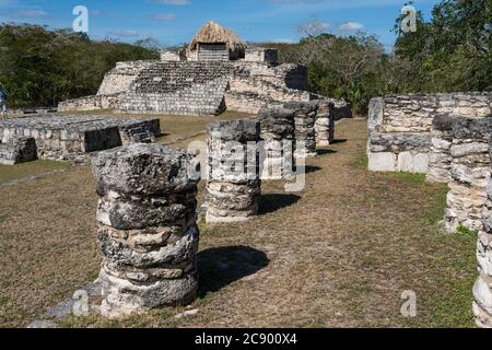 Le Temple du Fishertman ou Templo del Pescador et les colonnades dans les ruines de la ville maya post-classique de Mayapan, Yucatan, Mexique. Banque D'Images