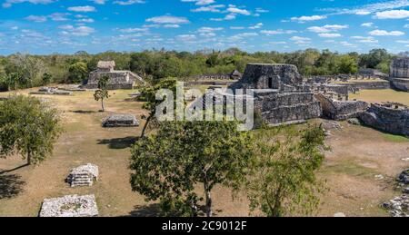 Le Temple du pêcheur à gauche et le Temple des niches peintes dans les ruines de la ville maya post-classique de Mayapan, Yucatan, Mexique. Banque D'Images