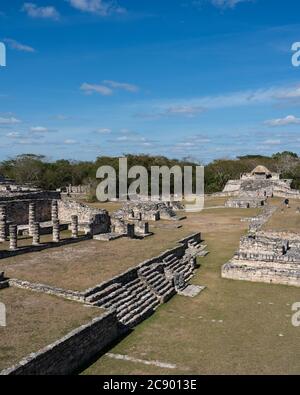 Le Temple du Fishertman ou Templo del Pescador et les colonnades dans les ruines de la ville maya post-classique de Mayapan, Yucatan, Mexique. Banque D'Images