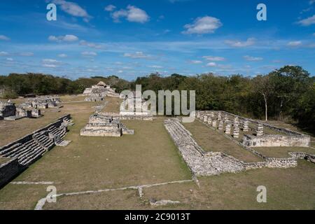 Le Temple du Fishertman ou Templo del Pescador et les colonnades dans les ruines de la ville maya post-classique de Mayapan, Yucatan, Mexique. Banque D'Images