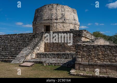 Le Temple ou l'Observatoire rond dans les ruines de la ville maya post-classique de Mayapan, Yucatan, Mexique. Banque D'Images