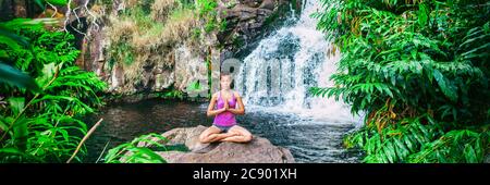 Bien-être yoga femme pratiquant la méditation dans la nature par l'eau et la forêt luxuriante. Bannière panorama de la santé et de la forme physique, concept de pleine conscience Banque D'Images