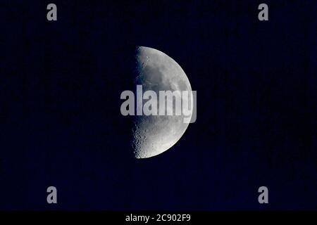 Essex, Royaume-Uni. 27 juillet 2020. La première phase du trimestre est connue sous le nom de Gibbous. Cette phase se produit 7 jours après une nouvelle Lune, quand exactement la moitié de la surface de la Lune est visible dans le ciel de nuit crédit: MARTIN DALTON/Alay Live News Banque D'Images