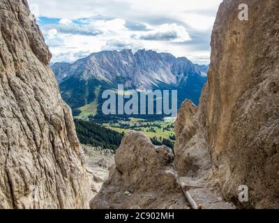Escalade sur la Rotswand et Masare via ferrata dans le roseraie des Dolomites, Tyrol du Sud, Italie Banque D'Images