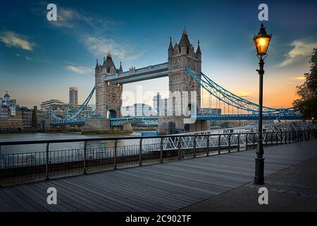 Tower Bridge Sunset avec Shard oblitéré Banque D'Images