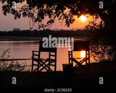 Coucher de soleil sur la rivière Luangwa dans le parc national de Luangwa Sud, Zambie. Banque D'Images