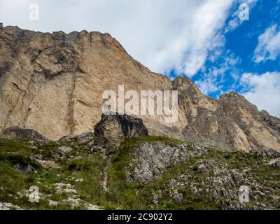 Escalade sur la Rotswand et Masare via ferrata dans le roseraie des Dolomites, Tyrol du Sud, Italie Banque D'Images