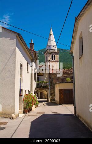 Une voie dans le centre de Podnanos, un village dans la haute vallée de Vipava dans la municipalité de Vipava dans la région de Primorska en Slovénie Banque D'Images