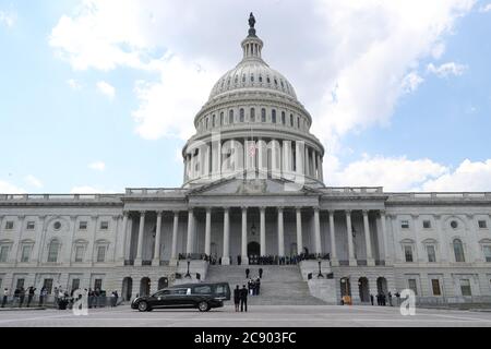 Un corbillard portant la couverture d'un pionnier des droits civils et représentant de longue date des États-Unis John Lewis (démocrate de Géorgie), décédé le 17 juillet, arrive à l'extérieur du Capitole des États-Unis avant de mentir dans l'État à Washington, États-Unis, le 27 juillet 2020.Credit: Leah Milli/Pool via CNP | usage dans le monde entier Banque D'Images