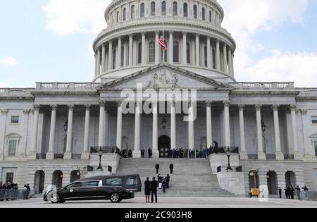 Un corbillard portant la couverture d'un pionnier des droits civils et représentant de longue date des États-Unis John Lewis (démocrate de Géorgie), décédé le 17 juillet, arrive à l'extérieur du Capitole des États-Unis avant de mentir dans l'État à Washington, États-Unis, le 27 juillet 2020.Credit: Leah Milli/Pool via CNP | usage dans le monde entier Banque D'Images