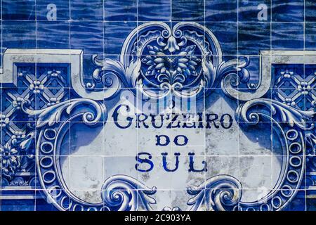 Lisbonne Portugal 27 juillet 2020 gros plan de la mosaïque bleue de la façade du pavillon Carlos Lopes situé dans le parc Eduardo VII de Lisbonne, le hil Banque D'Images