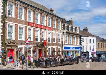 Terrasse extérieure, The King's Head Hotel, Market place, Richmond, North Yorkshire, Angleterre, Royaume-Uni Banque D'Images