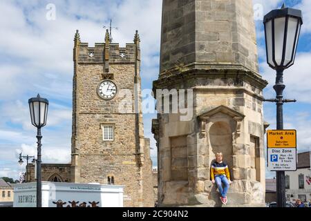 Richmond Obélisque and Trinity Church (Musée militaire), Market place, Richmond, North Yorkshire, Angleterre, Royaume-Uni Banque D'Images