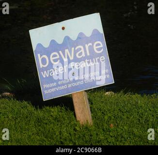 Panneau de santé et sécurité « Beware the Water » dans les jardins du festival de Springfields Banque D'Images