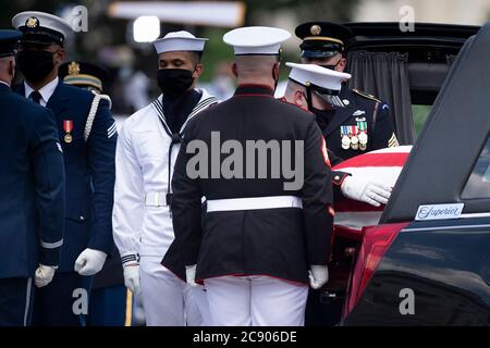 Le dossier contenant les restes du représentant des États-Unis John Lewis (démocrate de Géorgie) arrive au Capitole des États-Unis, le 27 juillet 2020, à Washington, DC.Credit: Brendan Smitalowski/Pool via CNP/MediaPunch Banque D'Images