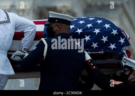 Le dossier contenant les restes du représentant des États-Unis John Lewis (démocrate de Géorgie) est porté dans les escaliers du Capitole des États-Unis, le 27 juillet 2020, à Washington, DC.Credit: Brendan Smitalowski/Pool via CNP /MediaPunch Banque D'Images