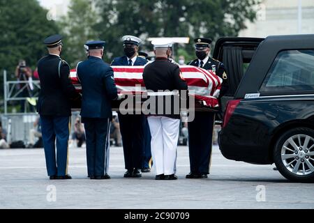 Le dossier contenant les restes du représentant des États-Unis John Lewis (démocrate de Géorgie) arrive au Capitole des États-Unis, le 27 juillet 2020, à Washington, DC.Credit: Brendan Smitalowski/Pool via CNP/MediaPunch Banque D'Images