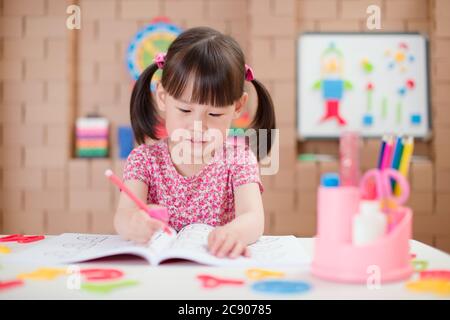 jeune fille pratique écrivant des lettres pour la maison Banque D'Images