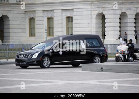 Washington, États-Unis. 27 juillet 2020. Un corbillard portant le rôle de feu membre du Congrès américain et personnage des droits civils John Lewis arrive à Capitol Hill à Washington, DC, aux États-Unis, le 27 juillet 2020. Feu le député américain et le personnage des droits civils John Lewis sont dans l'État au Capitole, ici lundi. Crédit : Ting Shen/Xinhua/Alay Live News Banque D'Images