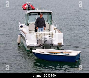 Homme 30-50 à bord d'un bateau à moteur Beneteau Antares 600. Banque D'Images