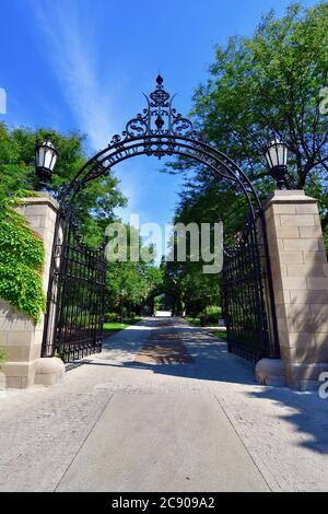 Chicago, Illinois, États-Unis. Hull court Gate sur le campus de l'Université de Chicago. Banque D'Images