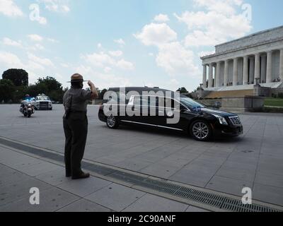 Washington, District de Columbia, États-Unis. 27 juillet 2020. Un employé du Service des parcs nationaux salue le corbillard portant le regretté représentant des droits civils John Lewis lorsqu'il passe le Lincoln Memorial. Crédit : Sue Dorfman/ZUMA Wire/Alay Live News Banque D'Images