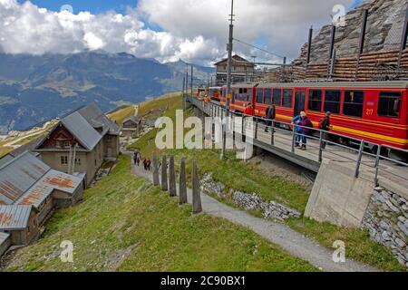 Le train Jungfraujoch à la gare d'Eigergletscher Banque D'Images