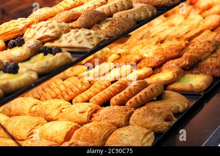 Pâtisseries fraîchement préparées sur un comptoir de boulangerie. Mise au point sélective. Banque D'Images